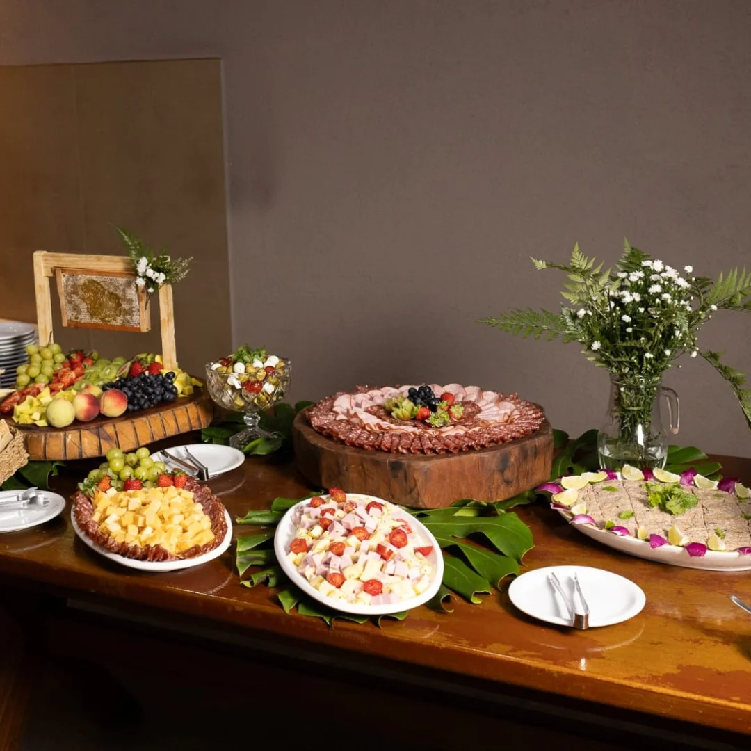 Comidas e estrutura de buffet para comemoração